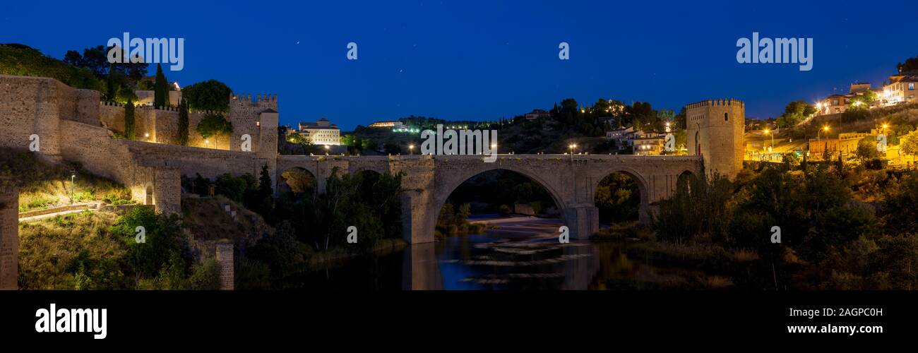 Pont Saint-Martin, vue panoramique. Tolède, Castille La Manche, Espagne Banque D'Images