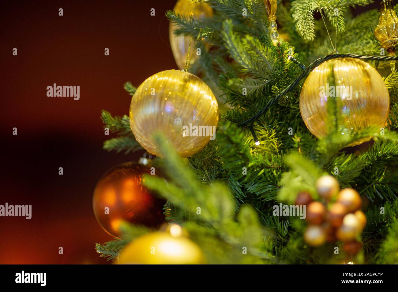 L'intérieur du Nouvel An. Arbre de Noël. Les jouets de Noël.sous l