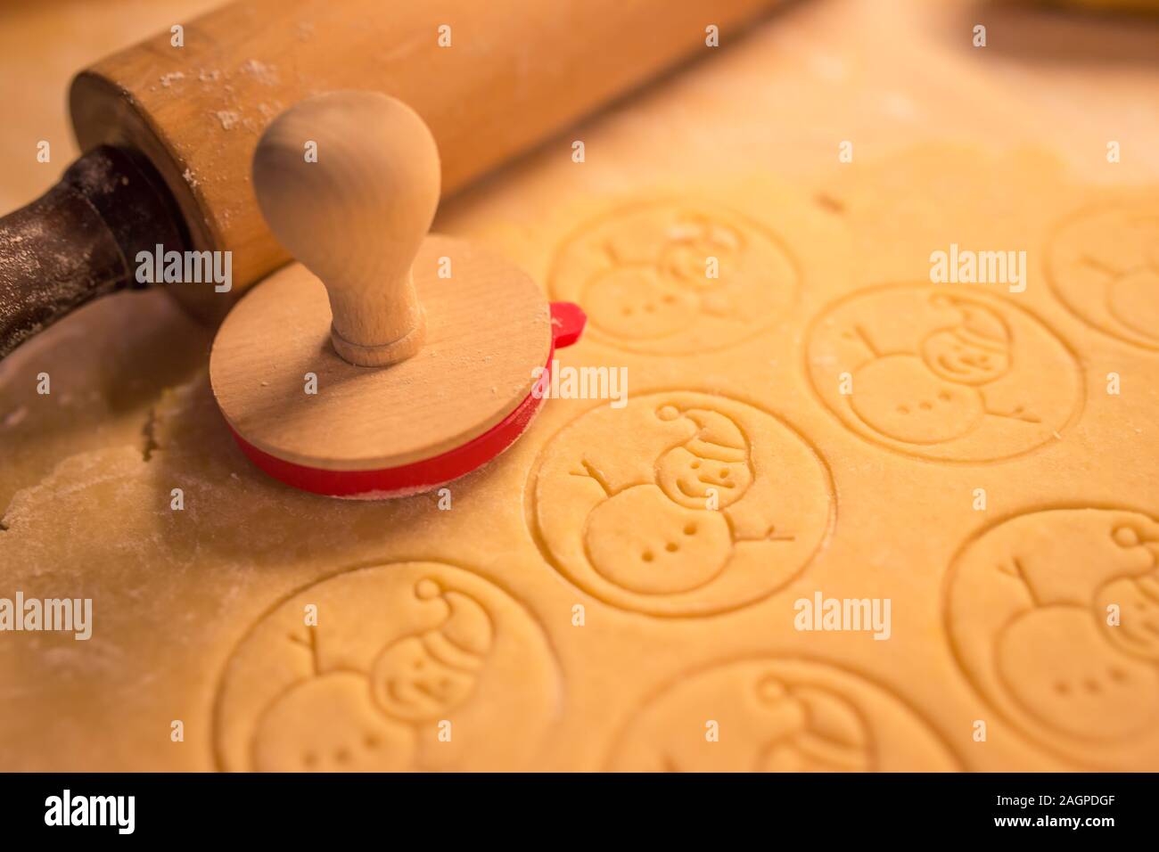 Boulangerie cookies de Noël avec de la pâte à biscuit et avec le thème de noël forme - thème de Noël pâte stamp, bonhomme. Banque D'Images