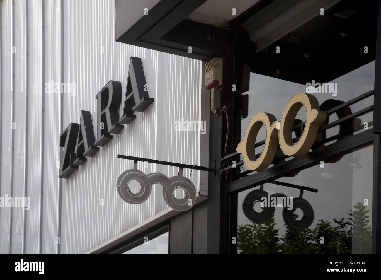Zara athens greece Banque de photographies et d'images à haute résolution -  Alamy