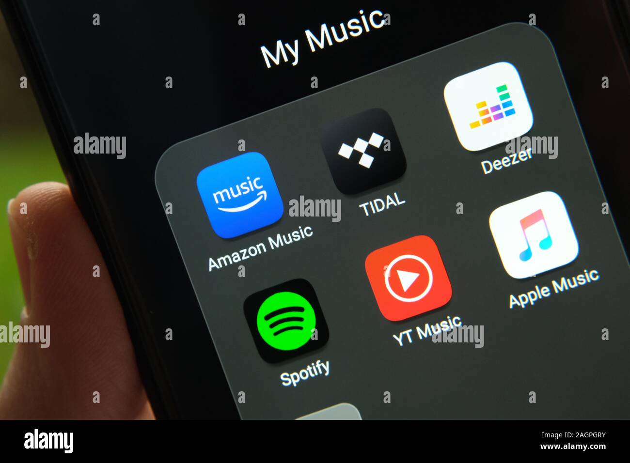 Musique en streaming des applications sur l'écran du smartphone dans la main. Concept pour la concurrence. La photo en gros plan. Banque D'Images