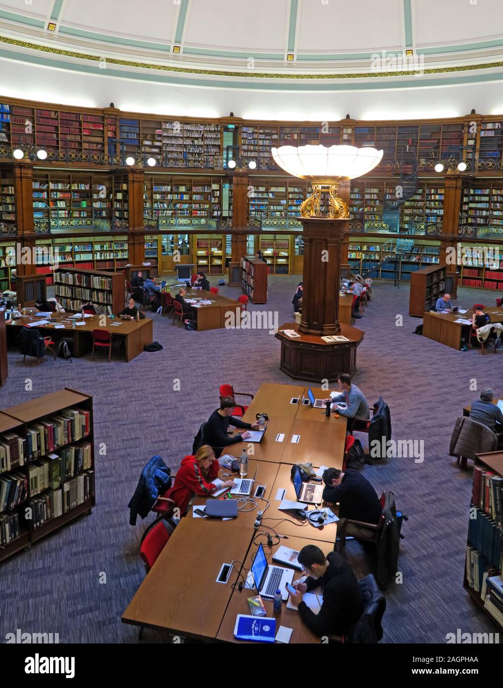 Lecteurs de la bibliothèque centrale de Liverpool, William Brown St, Liverpool, Angleterre, Royaume-Uni, L3 8EW Banque D'Images