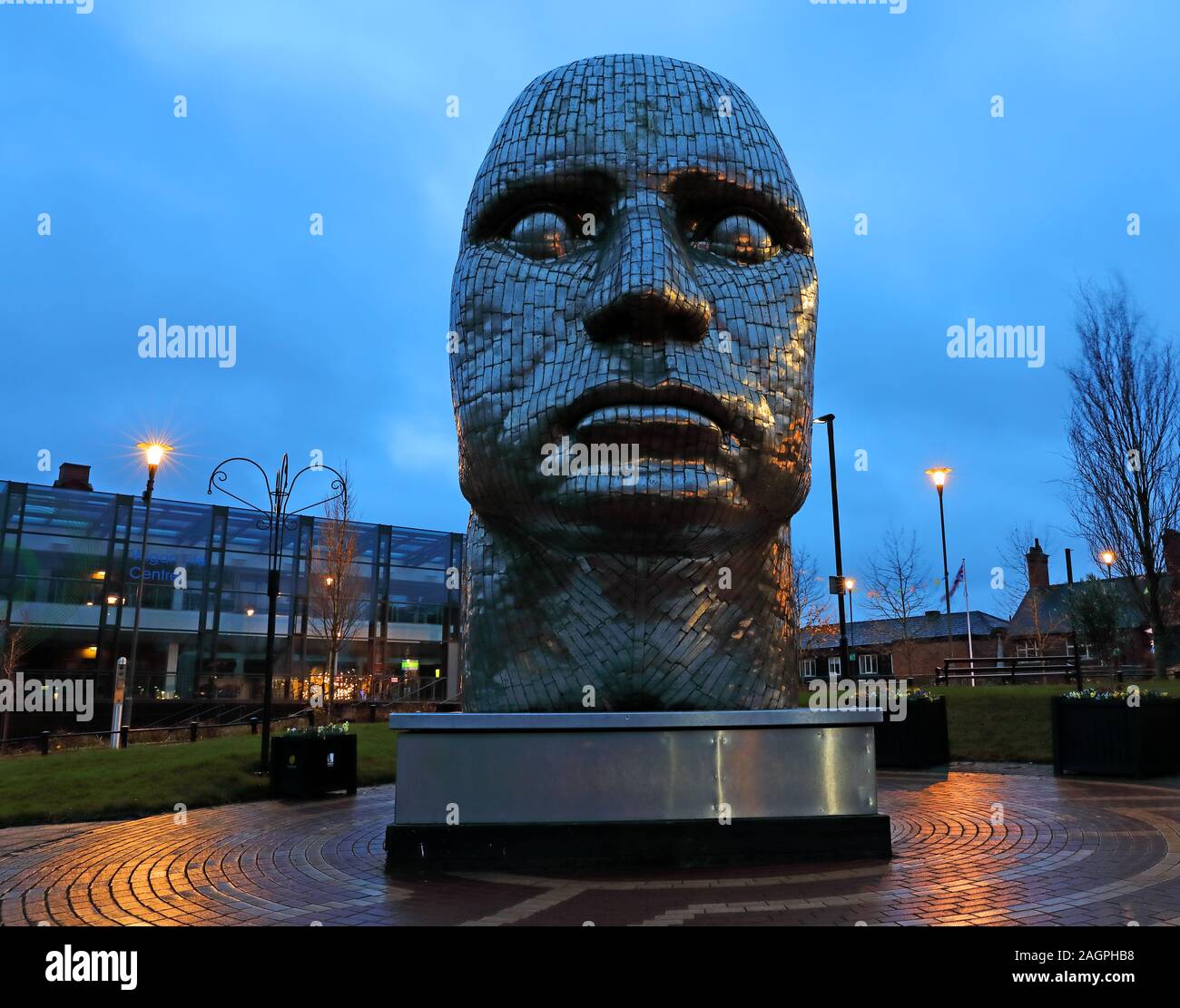 Le visage de Wigan, l'Wiend, Wigan, Greater Manchester, Angleterre, RU, WN1 1YB au crépuscule Banque D'Images