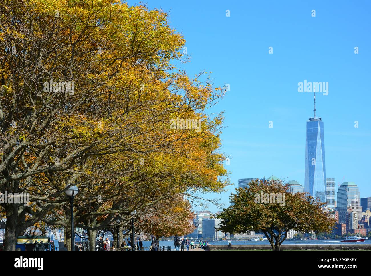 NEW YORK, NY - 04 NOV 2019 : Le World Trade Center vu d'Ellis Island avec feuillage d'automne au premier plan. Banque D'Images