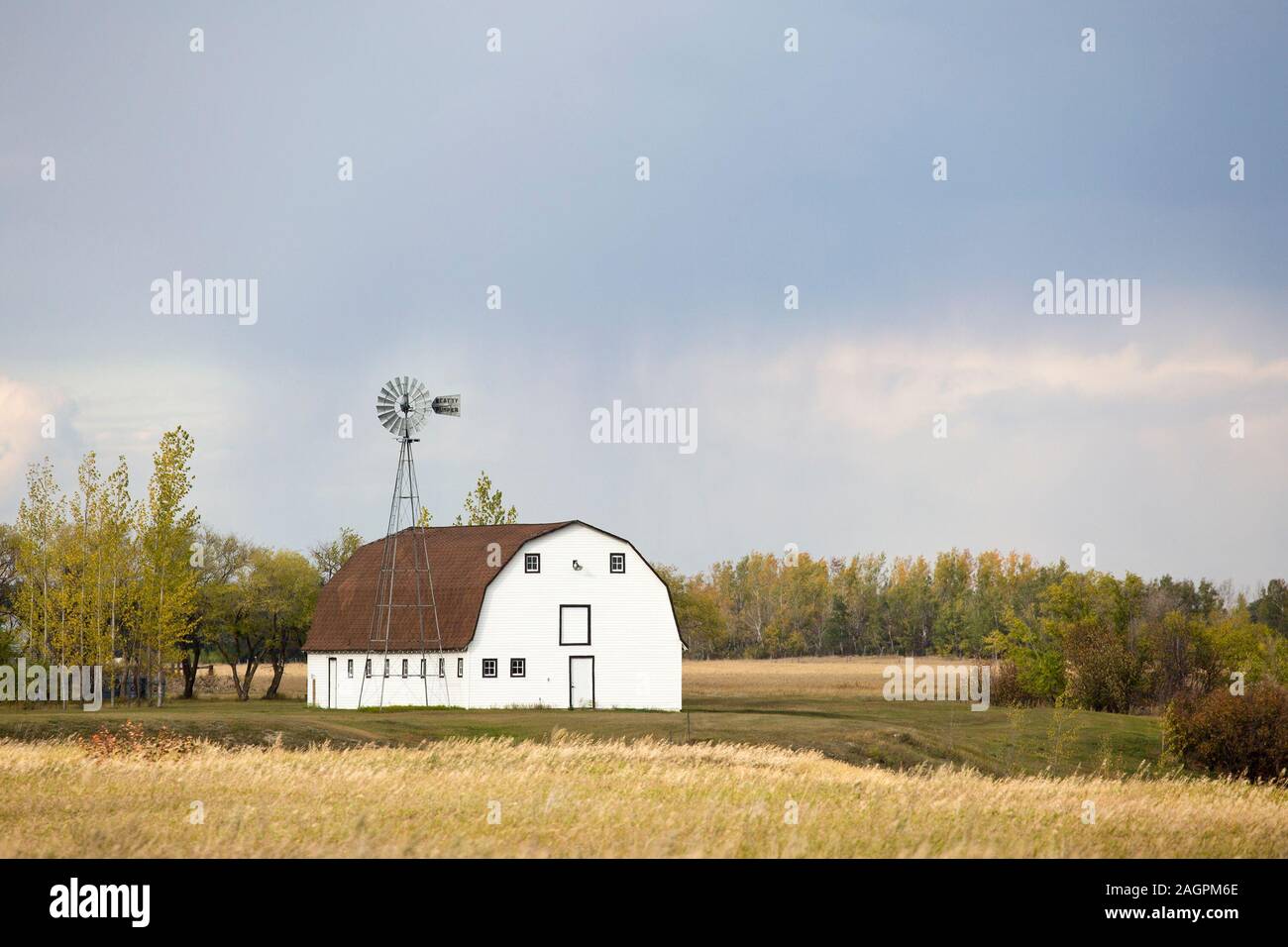 Grange avec moulin à vent dans une ferme rurale de la Saskatchewan, Canada Banque D'Images