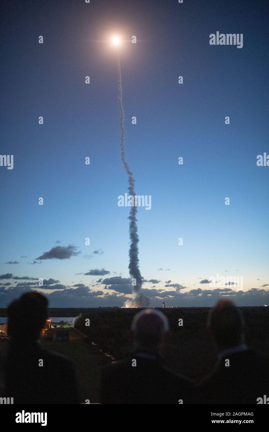 Cap Canaveral, États-Unis. 20 Décembre, 2019. Floride Gov. Ron DeSantis, gauche, Bruno Tory, président et chef de la direction de United Launch Alliance, centre, et l'administrateur de la NASA Jim Bridenstine, droite, regardez comme une fusée Atlas V Alliance Lancement transportant le Boeing CST-100 15 lancements à partir de l'espace complexe de lancement 41 à Cap Canaveral Air Force Station, 20 décembre 2019 à Cape Canaveral, en Floride. Le test en vol orbital sans pilote est la mission de jeune fille par le Starliner à la Station spatiale internationale une partie de l'équipage de la NASA du programme commercial. Crédit : Joel Kowsky/NASA/Alamy Live N Banque D'Images