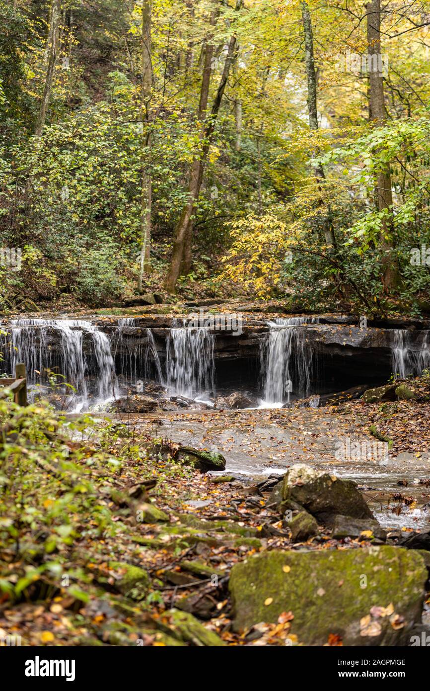 Pearsons Cascade après de fortes pluies près de Saluda en Caroline du Nord, États-Unis. Banque D'Images