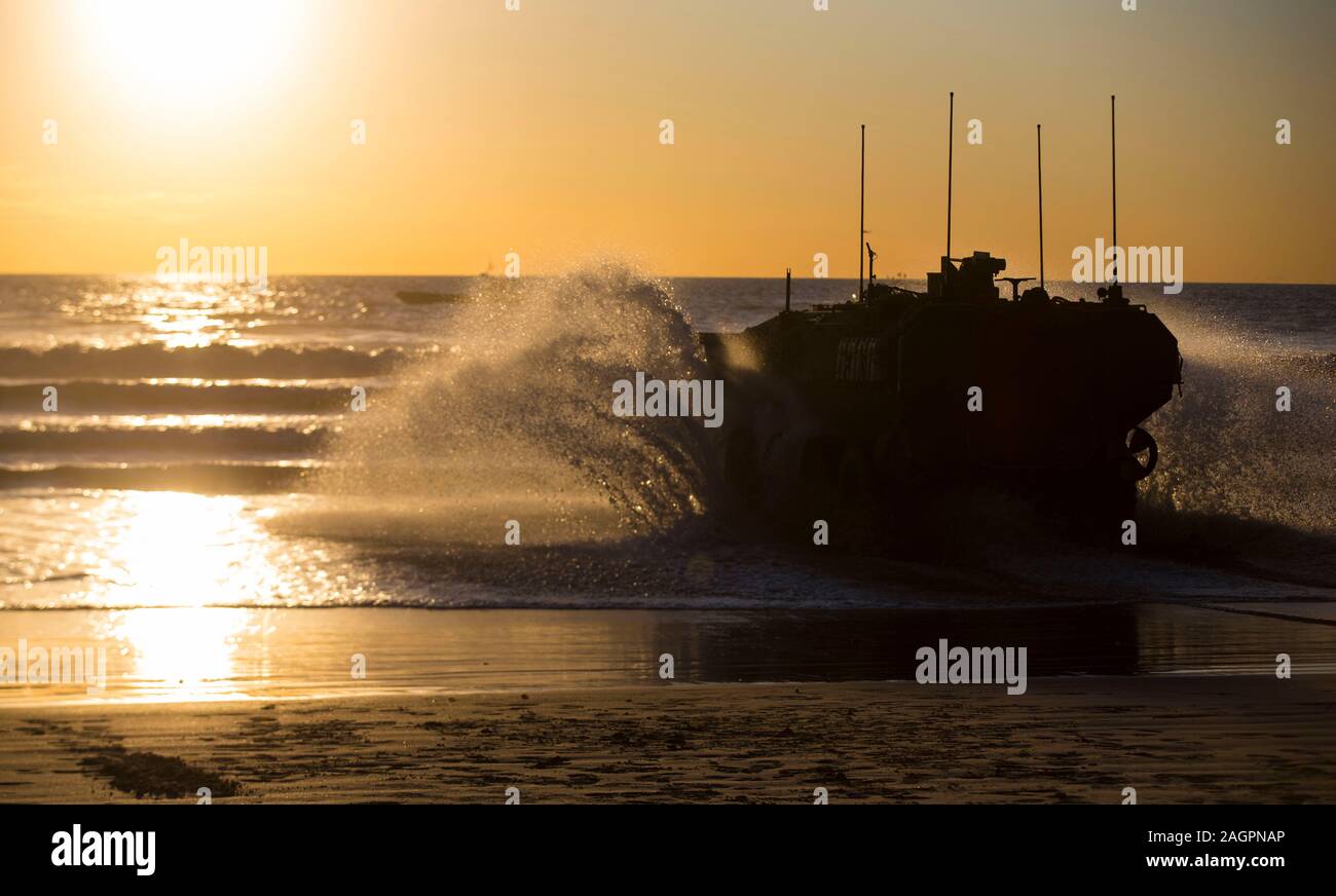 Les Marines américains avec la Direction générale de l'essai du véhicule amphibie, Marine Corps systèmes tactiques des activités de soutien, conduire un nouveau véhicule de combat amphibie dans l'océan au cours de surf de faible luminosité les essais au transport en commun sur la plage BEVB Marine Corps Base Camp Pendleton, en Californie, le 18 décembre 2019. Le test a été conçu pour évaluer et vérifier la qualité de l'interface avec les Marines peuvent fonctionner et véhicule la nuit. L'ACV est un huit-roues véhicules blindés destinés à remplacer entièrement le corps, vieillissement de la flotte de véhicules d'assaut amphibie. (U.S. Marine Corps photo par Lance Cpl. Andrew Cortez) Banque D'Images