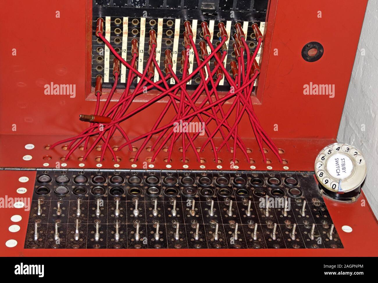 Standard téléphonique manuel, fils, câbles, prises européennes - ancien téléphone - vintage - urbex Banque D'Images