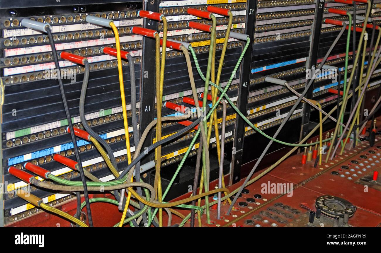 Standard téléphonique manuel, fils, câbles, prises européennes - ancien téléphone - vintage - urbex Banque D'Images