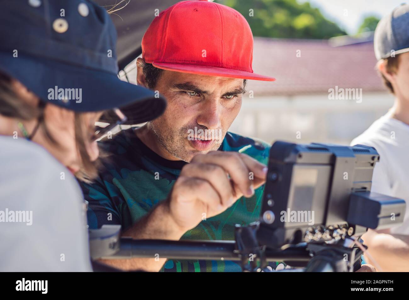 Opérateur steadicam et préparer son assistant caméra et 3-axes-stabilisateur pour une analyse commerciale de cardan Banque D'Images