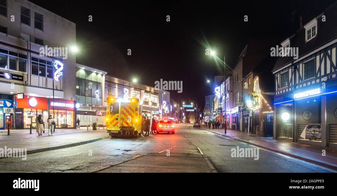 Une ambulance garée sur le côté de la route sur St Mary's Butts dans Lire, UK la nuit. Banque D'Images