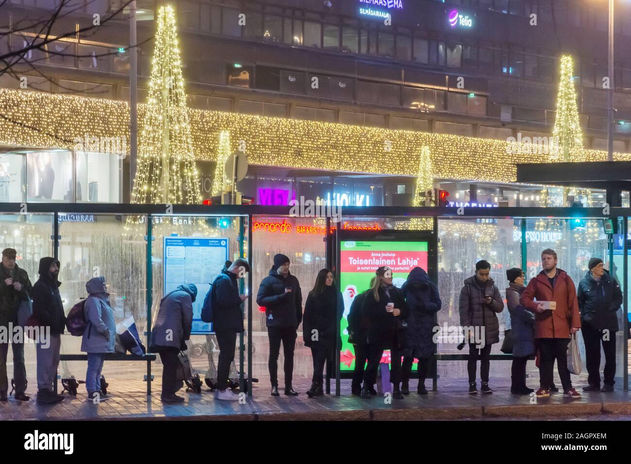 Les personnes se trouvent à l'arrêt de tramway de la rue Kaivokatu à Helsinki, en Finlande Banque D'Images