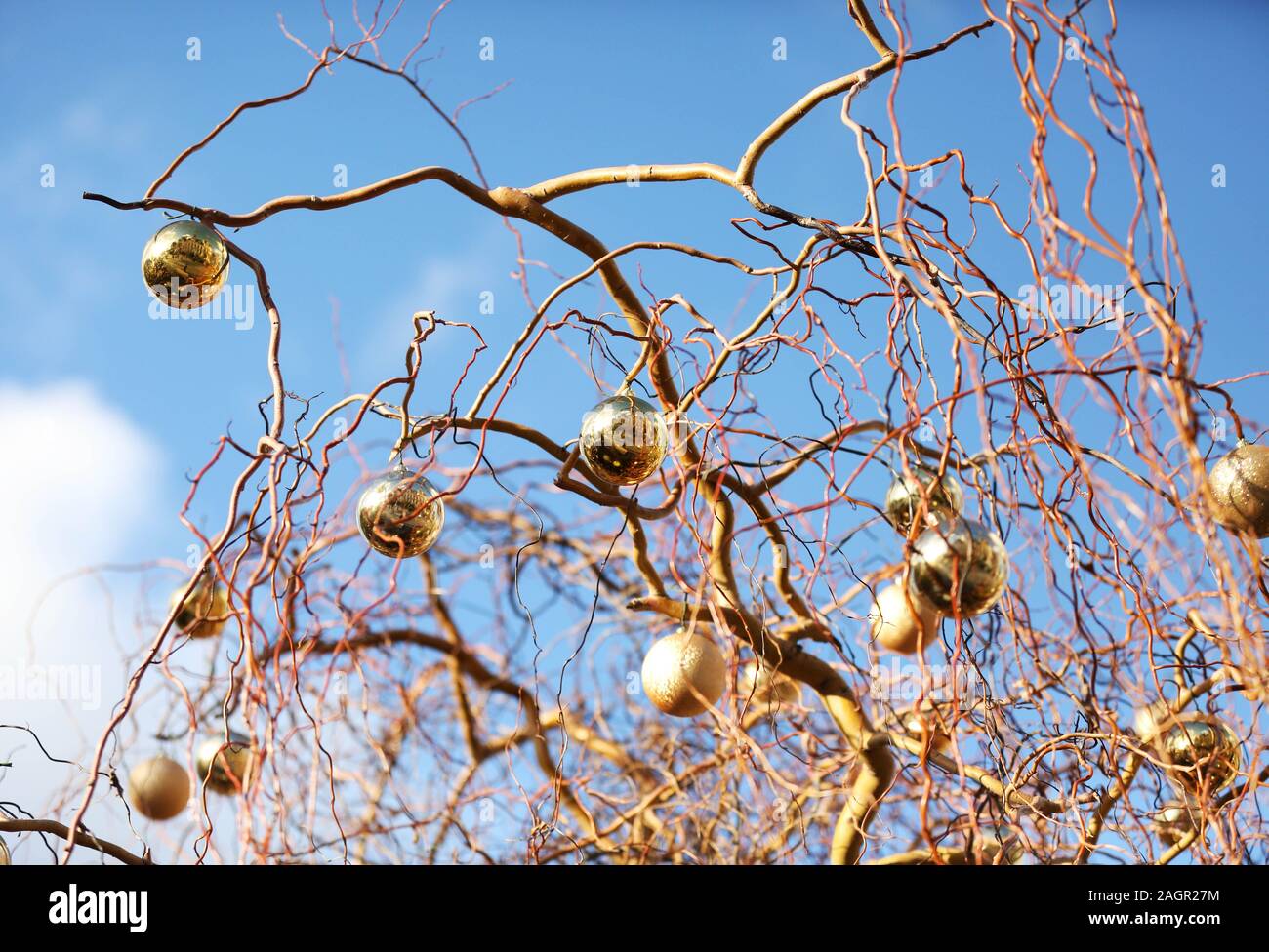 Paris, France. 18Th Oct, 2019. Les décorations de Noël sont vus en face de l'Hôtel de Ville de Paris, France, le 20 décembre 2019. Credit : Gao Jing/Xinhua/Alamy Live News Banque D'Images