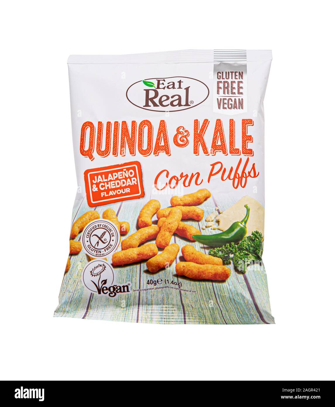 SWINDON, Royaume-Uni - le 21 décembre 2019 : Sac de manger du vrai Quinoa & Kale Sans Gluten Jalapino & Vegan Chedder bouffées de maïs sur un fond blanc. Banque D'Images