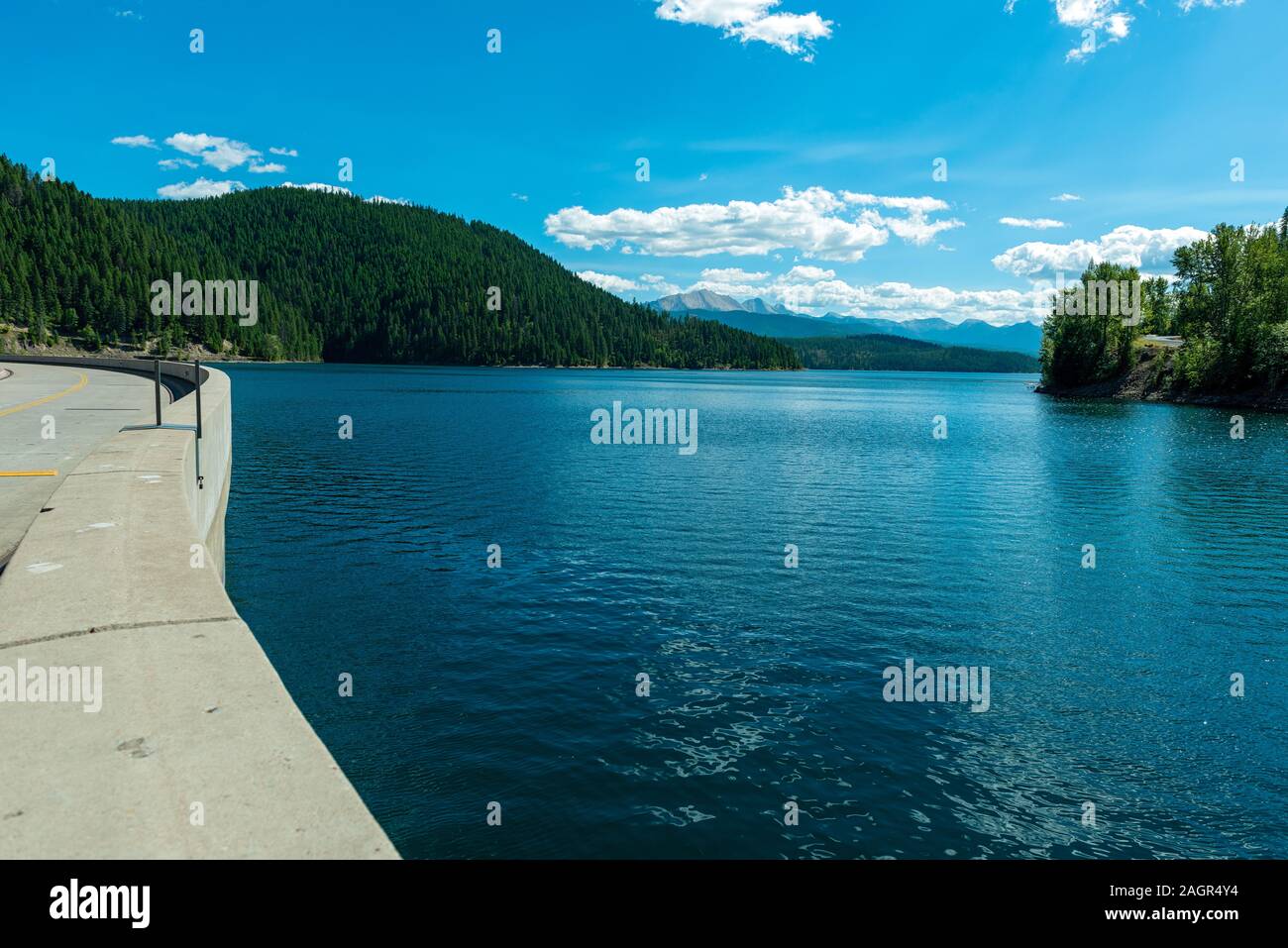 Une route à travers le Barrage de Hungry Horse, dans le Montana, USA Banque D'Images