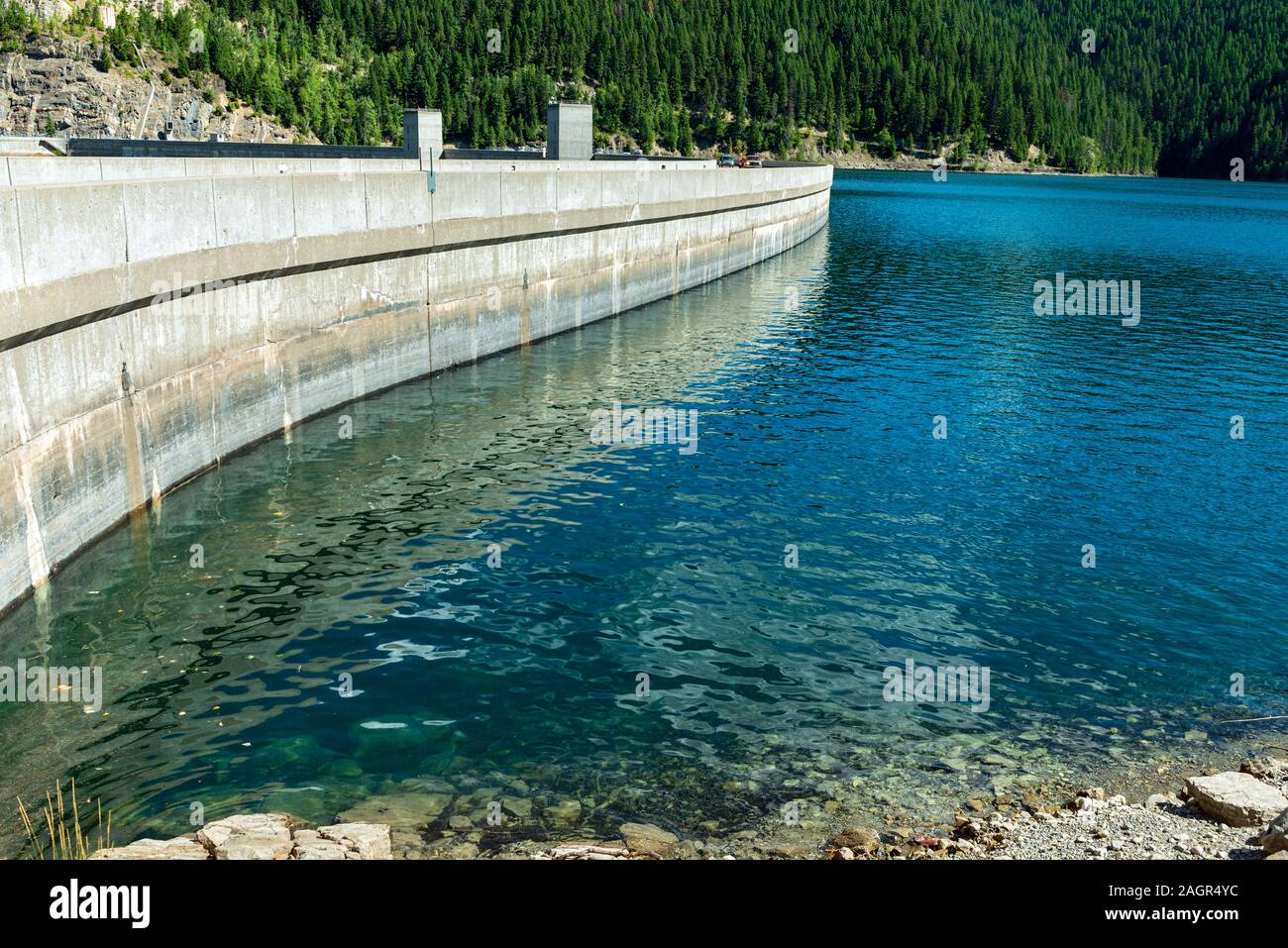 Route traverse le barrage Hungry Horse, dans le Montana, USA Banque D'Images