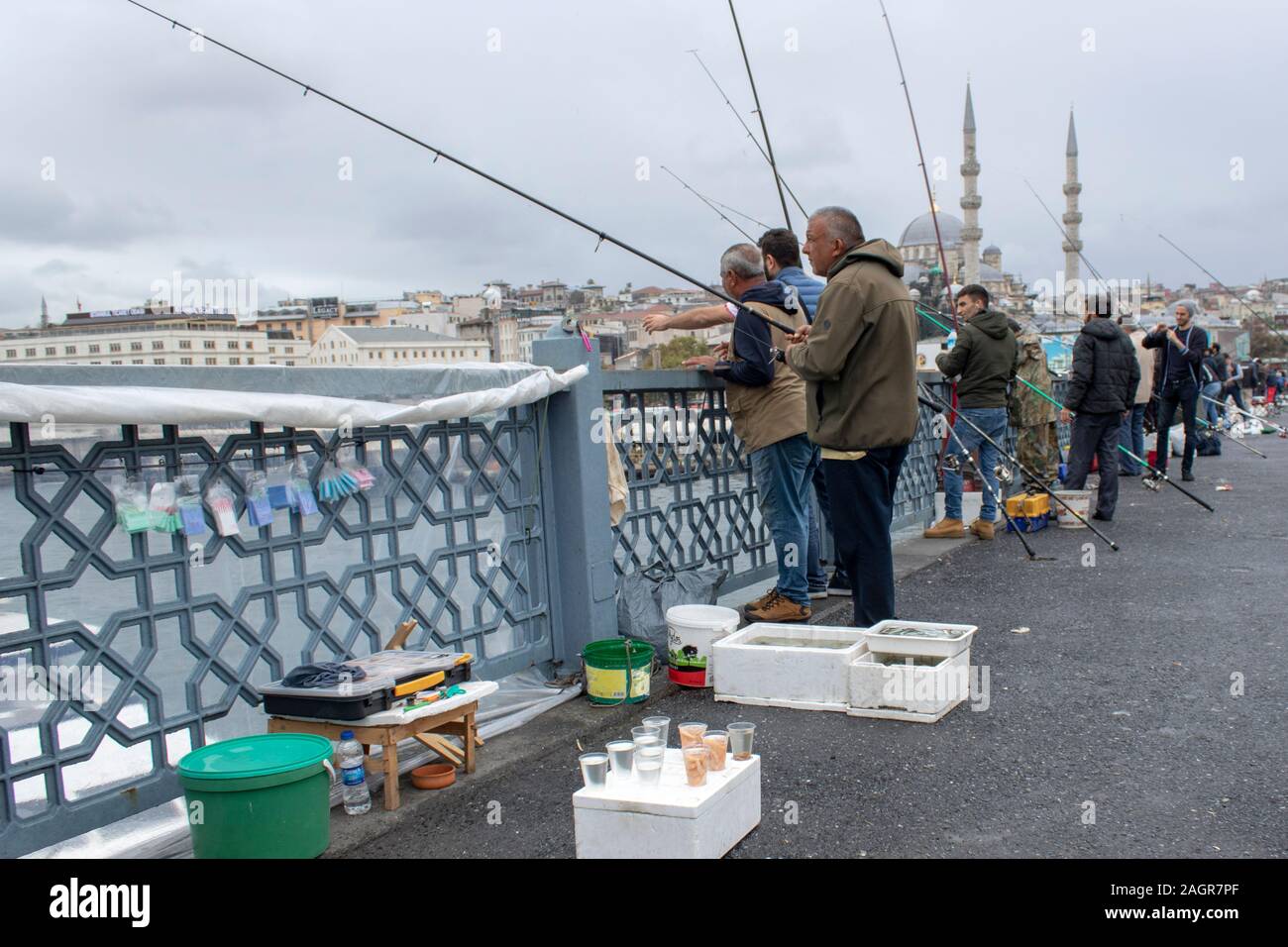 Istanbul, Turquie - Octobre-5.2019 : pont de Galata à Istanbul, premier pont à cet endroit a été construit il y a 165 ans et la cinquième pont actuel a été Banque D'Images