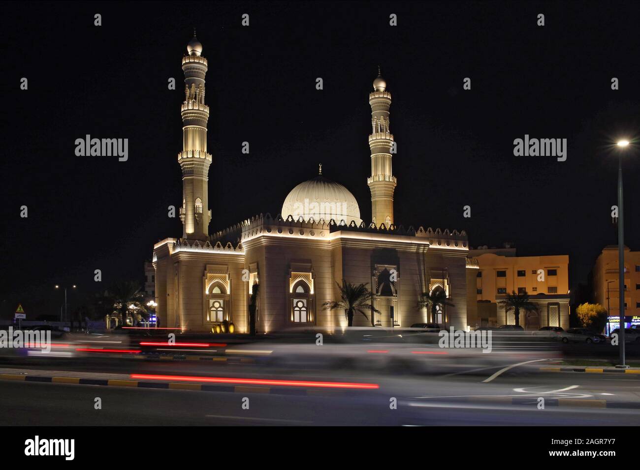 Dubaï, Émirats Arabes Unis - Décembre 03, 2019 : toutes les mosquées dans le centre de la capitale arabe sont éclairés la nuit par des projecteurs. Banque D'Images