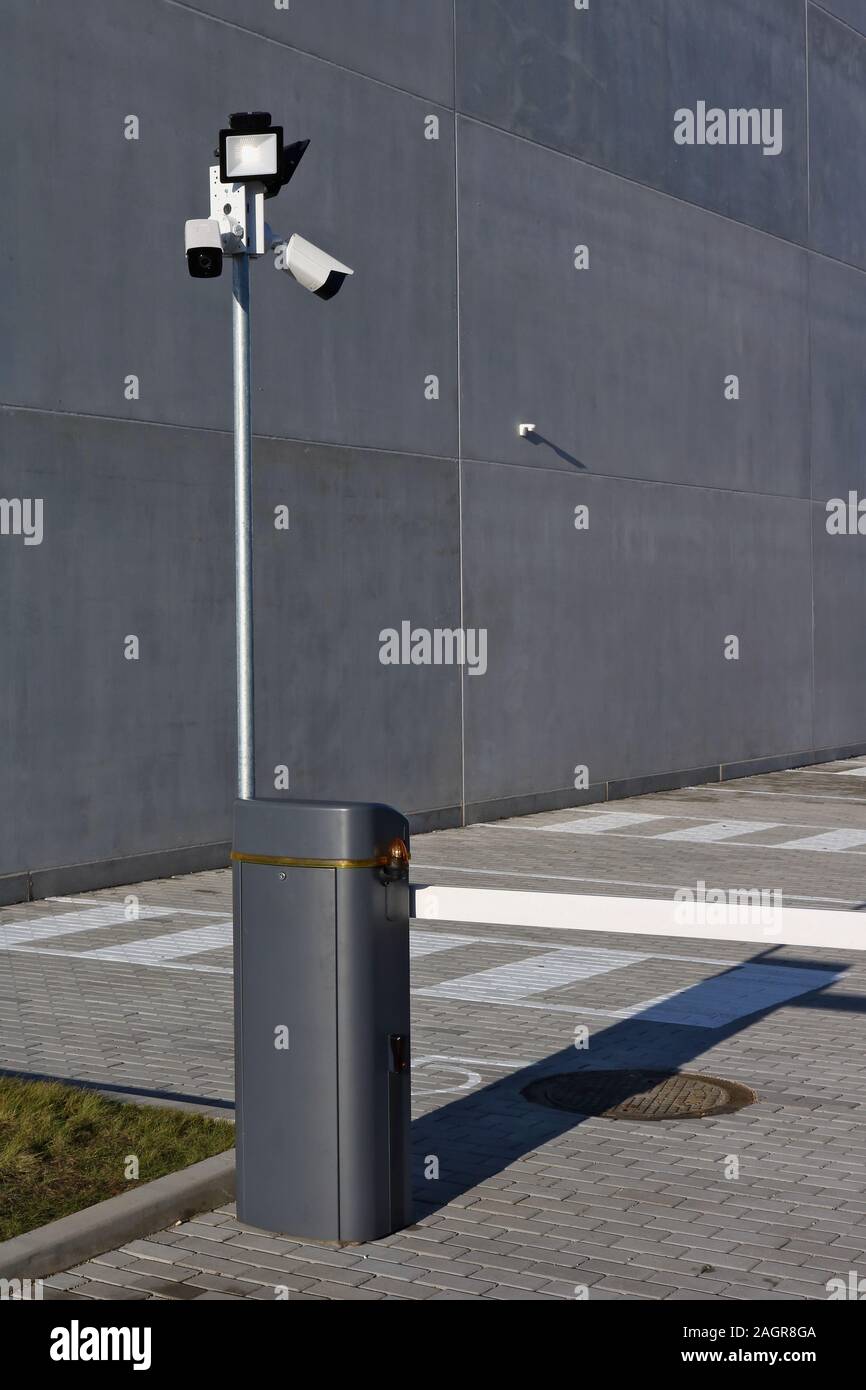 Caméras et projecteur LED pour l'extérieur de surveillance vidéo installé  près de la barrière sur un parking surveillé parking ville Photo Stock -  Alamy