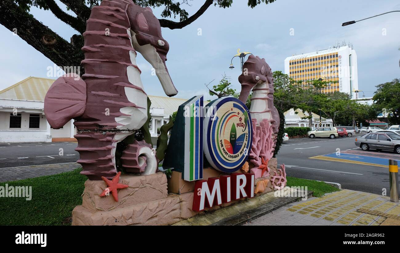 Miri, Malaisie - 16 novembre 2019 : un monument avec les hippocampes et le mot '10' et 'Miri', en face de la Résidence et bureau de district. Banque D'Images