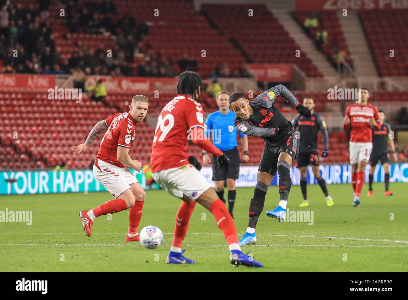 20 décembre 2019, Stade Riverside, Middlesbrough, Angleterre ; Sky Bet Championship, Middlesbrough v Stoke City : Tom Ince (7) de Stoke City voit son tir au but sauvé par Aynsley Poires (42) de Middlesbrough Crédit : Mark Cosgrove/News Images Banque D'Images