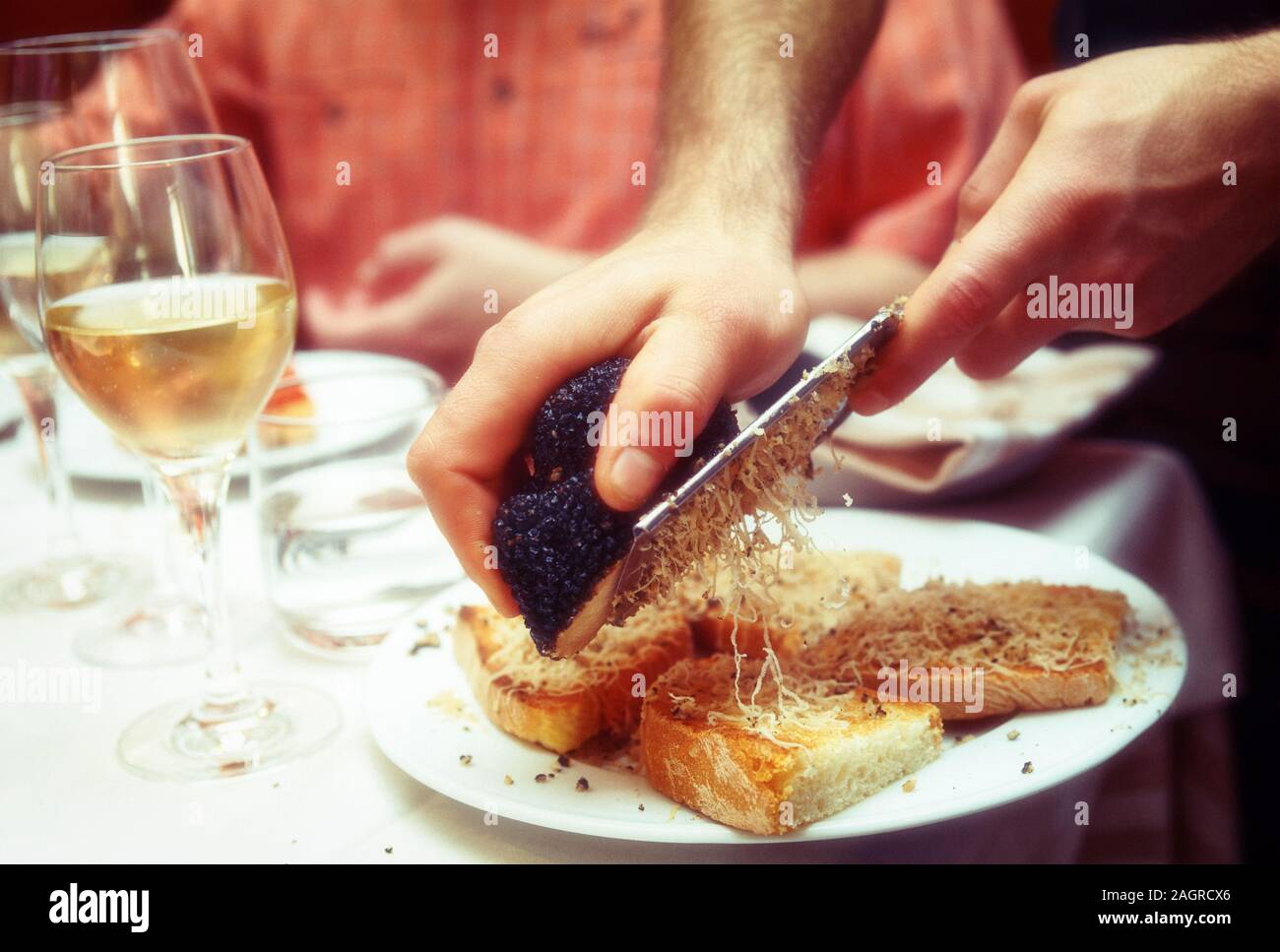 Caillebotis est chef de truffe noire sur du pain avec de l'huile d'olive, tonique libre Banque D'Images