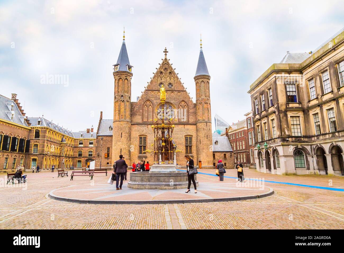 La Haye, Pays-Bas - le 5 avril 2016 : personnes près de Binnenhof palace, lieu de parlement néerlandais de La Haye ou à La Haye, Hollande, Pays-Bas Banque D'Images