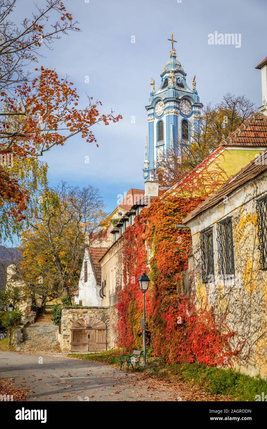 Durnstein en automne, l'église de Wachau, Autriche Banque D'Images
