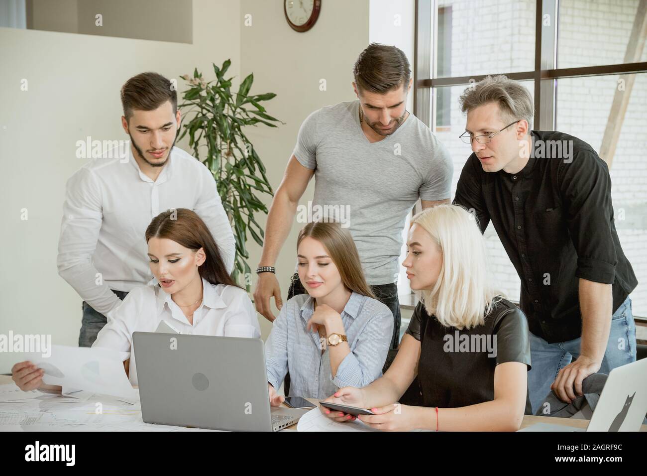 Les participants de la recherche sont la préparation de la prochaine affectation, ils envisagent un itinéraire et un plan d'action de remue-méninges Banque D'Images