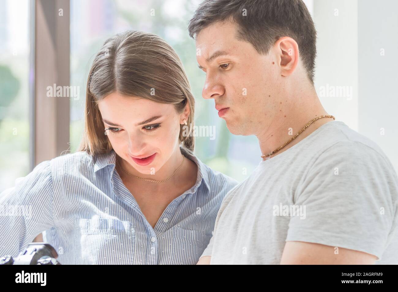 Jeune homme montre une jeune femme d'un appareil photo Banque D'Images