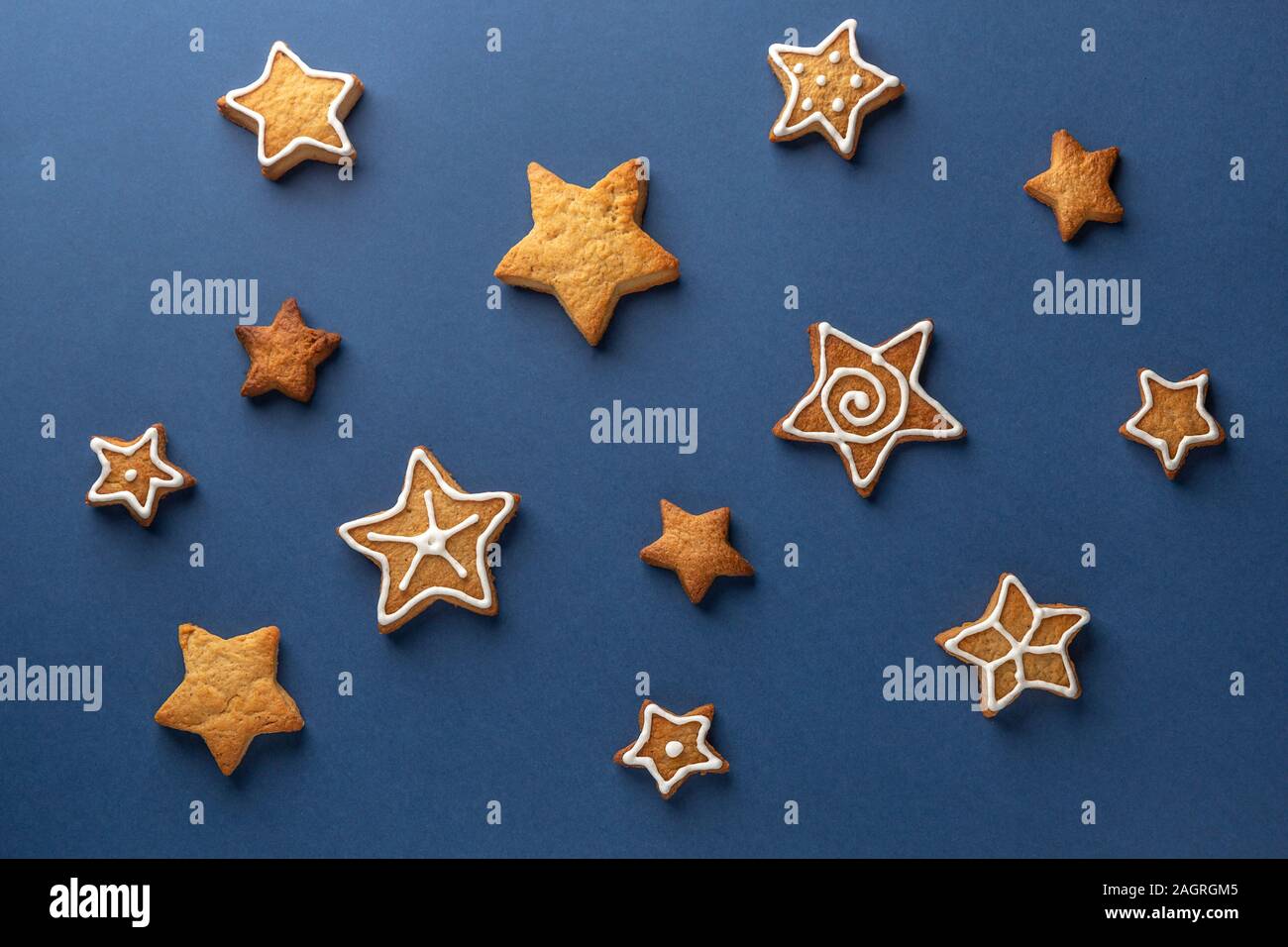 Ginger cookie étoiles sur un fond bleu, vue du dessus. Banque D'Images