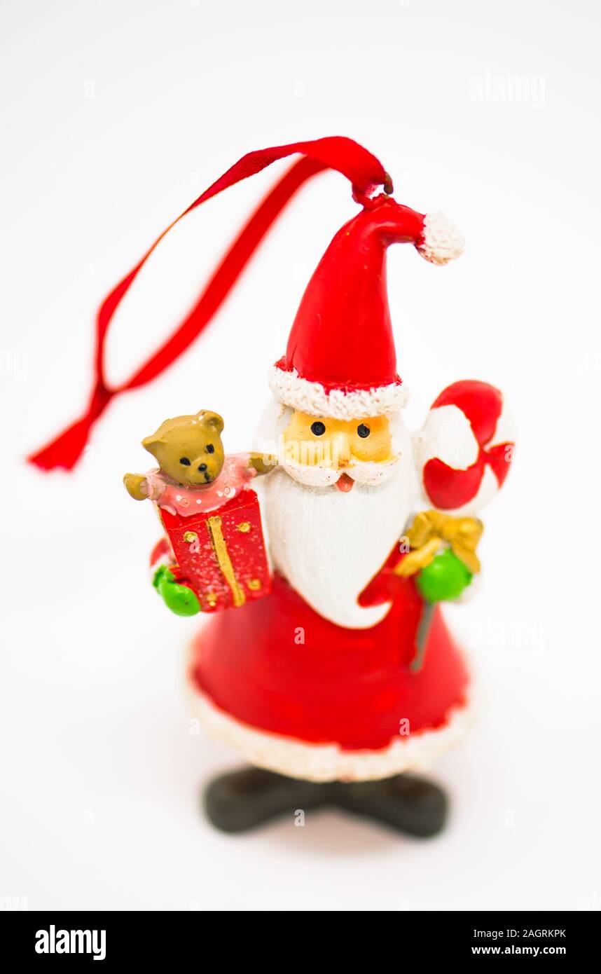 Père décoration d'arbre de Noël avec des cadeaux. Banque D'Images