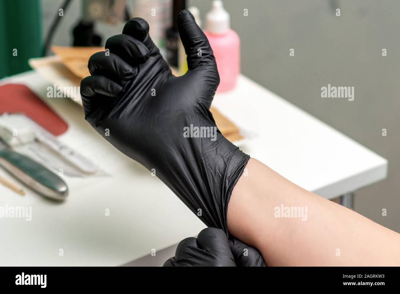 Gants noirs en latex médical sur main de l'infirmière ou esthéticienne,  Close up Photo Stock - Alamy