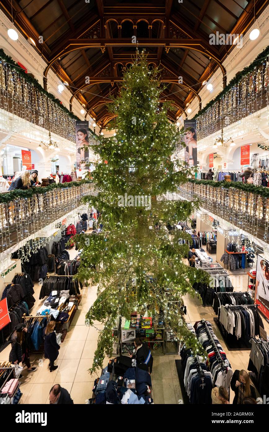 Voir l'arbre de Noël et des décorations dans l'atrium du grand magasin Jenners sur Princes Street à Édimbourg, Écosse, Royaume-Uni Banque D'Images