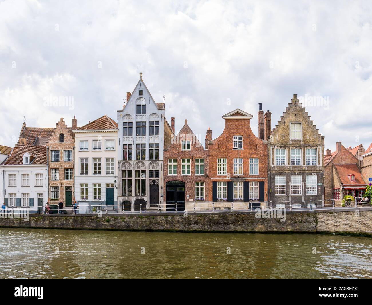 Rangée de maisons historiques de pignons sur canal Spiegelrei à Bruges, Belgique Banque D'Images