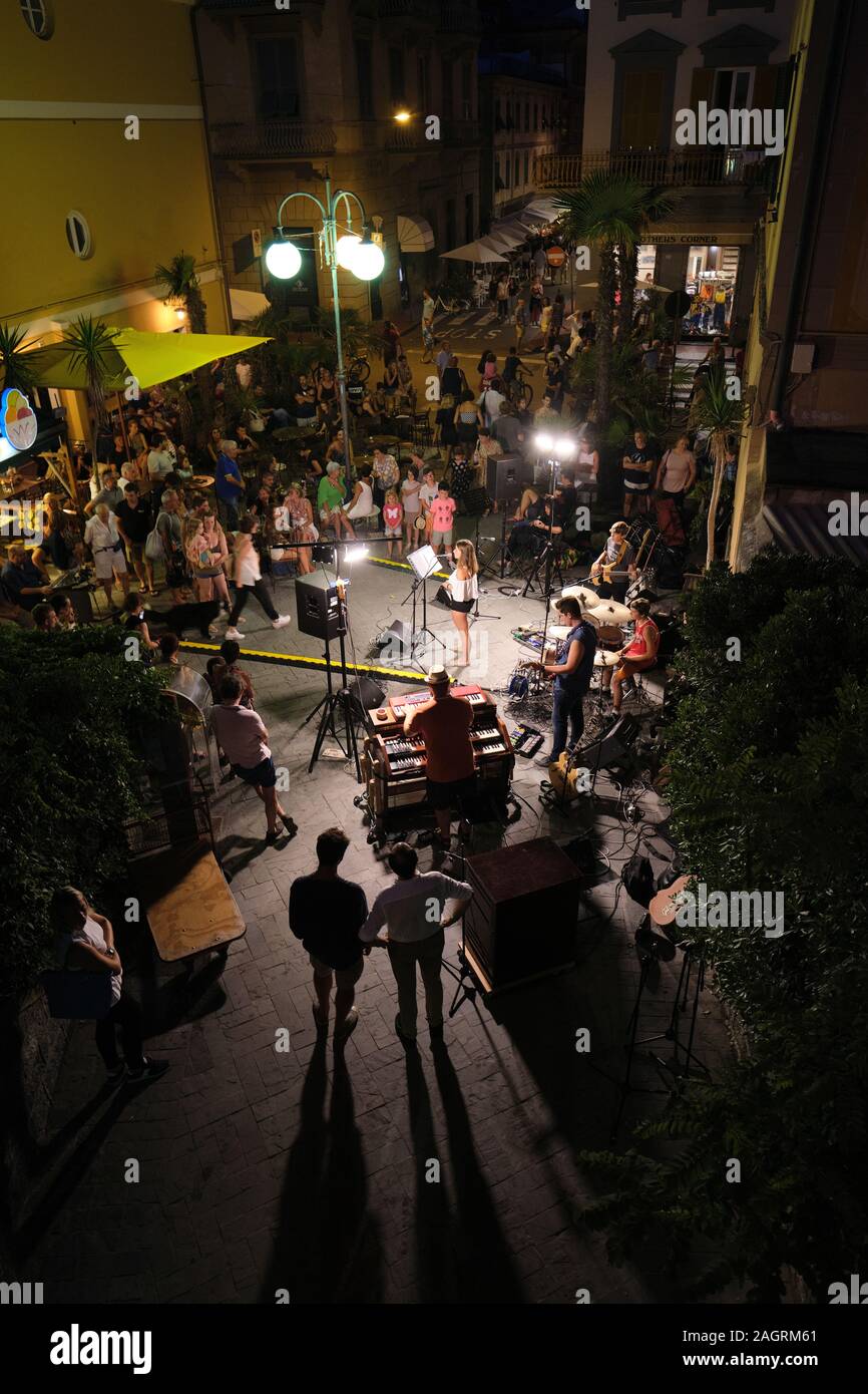 Une soirée live music performance de rue en été rues touristiques de Levanto, Cinque Terre, La Spezia, Ligurie, Italie EU 2019 - street music Banque D'Images