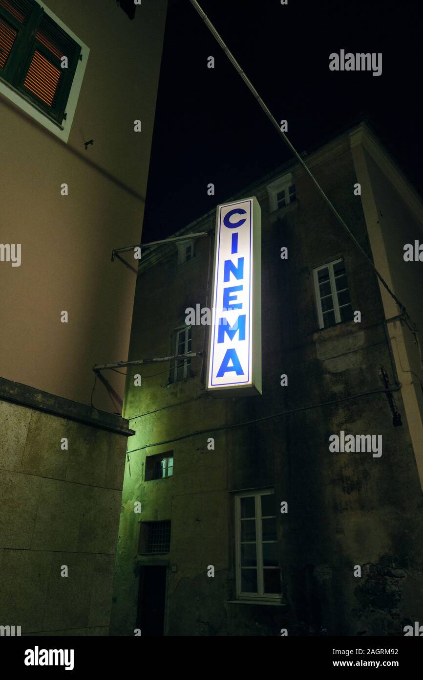 La nuit street et allumé le petit signe de cinéma cinéma Roms à Levanto, La Spezia, Ligurie, Italie UE - Levanto - Cinéma Cinéma Roma signe Banque D'Images