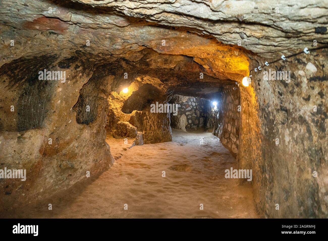 La ville souterraine de Derinkuyu est une ancienne ville grotte à plusieurs niveaux en Cappadoce, en Turquie. Pierre utilisée comme porte dans la vieille ville souterraine Banque D'Images