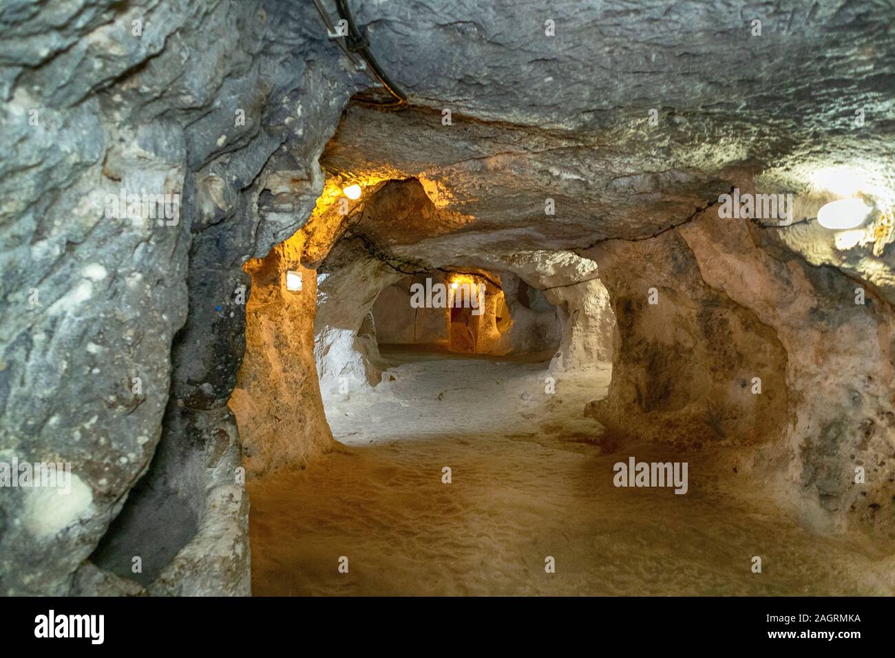 La ville souterraine de Derinkuyu est une ancienne ville grotte à plusieurs niveaux en Cappadoce, en Turquie. Pierre utilisée comme porte dans la vieille ville souterraine Banque D'Images