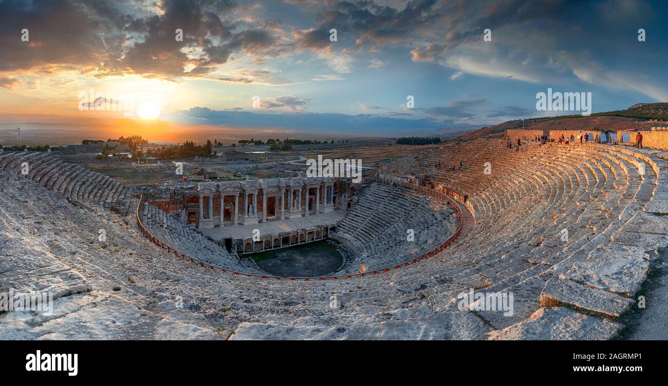 Dans l'Amphithéâtre antique cité de Hierapolis. Ciel coucher de soleil spectaculaire. Monument du patrimoine culturel de l'Unesco. Pamukkale, Turquie Banque D'Images