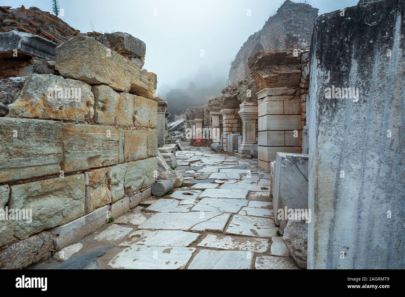 Les ruines et les ruines de la ville antique d'Éphèse contre le ciel bleu sur une journée ensoleillée. Banque D'Images