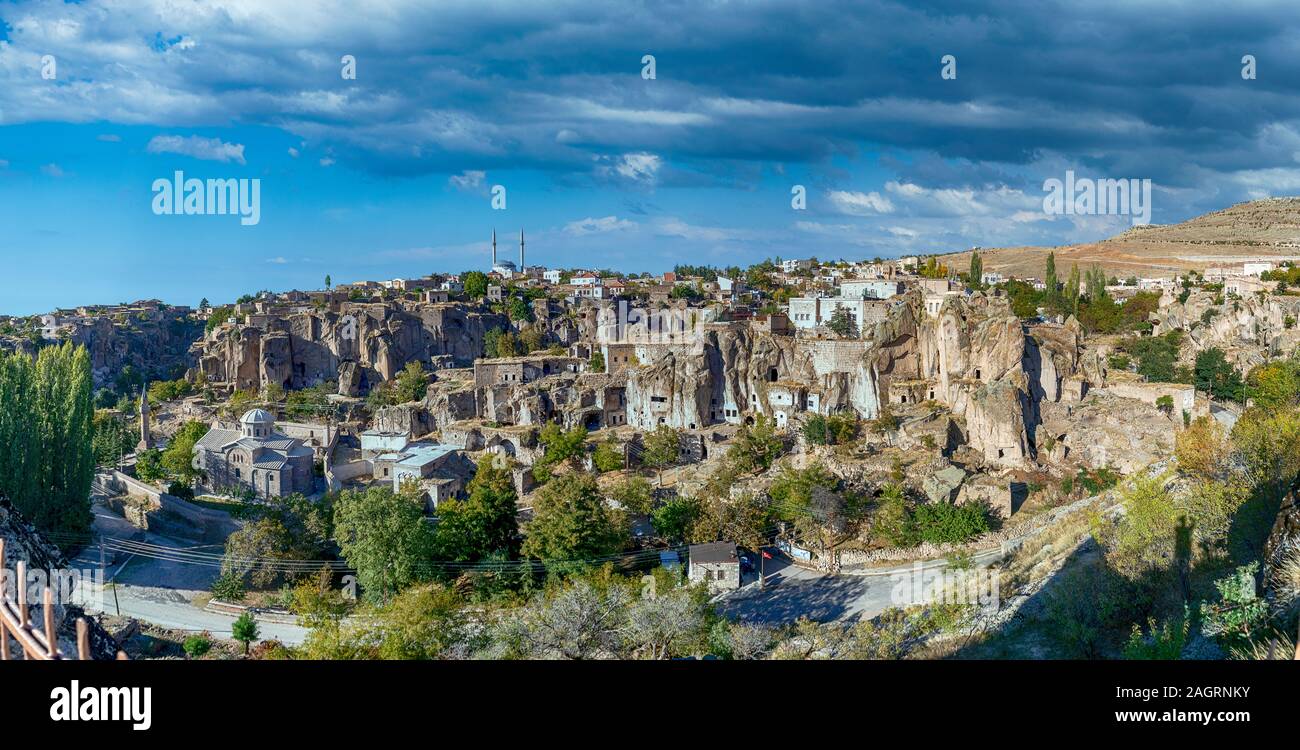 Guzelyurt ville et la ville souterraine près de la vallée d'Ihlara en Cappadoce, Turquie Banque D'Images