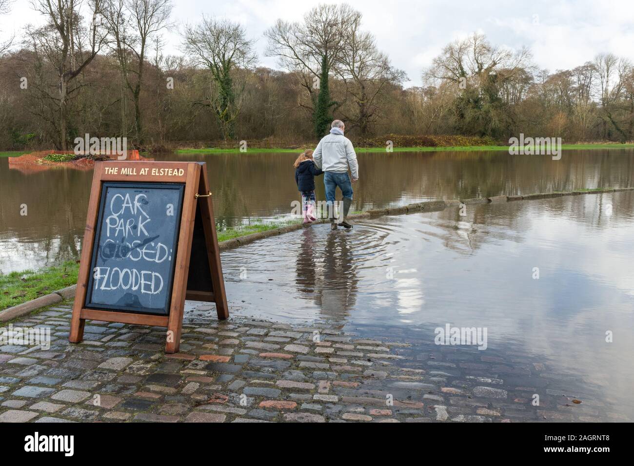 Elstead près de Guildford, Surrey, Royaume-Uni. 21 décembre 2019. La rivière Wey a fait éclater ses berges dans le vilage d'Elstead, provoquant des inondations localisées. Le populaire pub au bord de la rivière, le Mill at Elstead, est gravement touché, avec le parking entièrement sous l'eau. Banque D'Images
