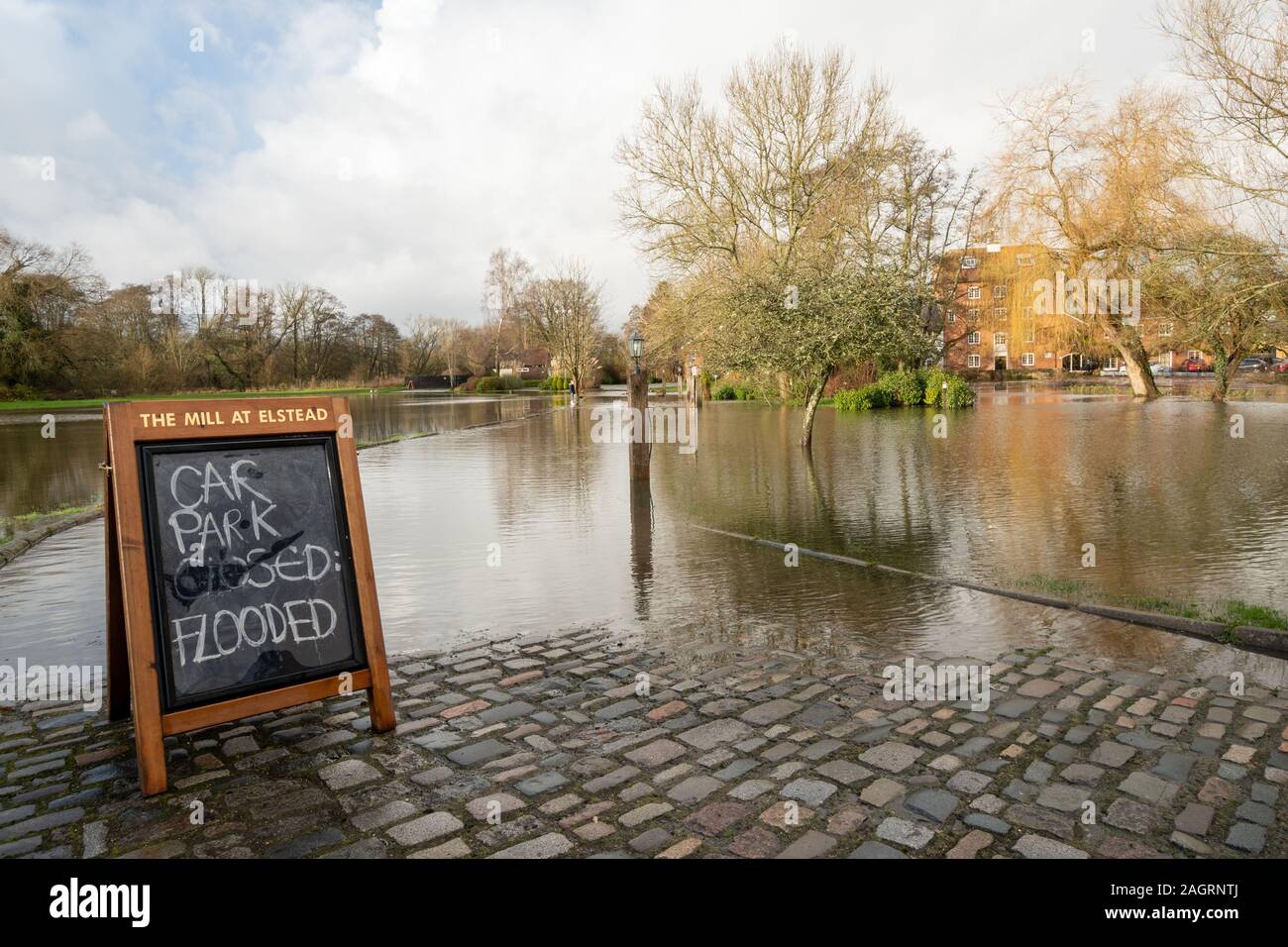 Elstead près de Guildford, Surrey, Royaume-Uni. 21 décembre 2019. La rivière Wey a fait éclater ses berges dans le vilage d'Elstead, provoquant des inondations localisées. Le populaire pub au bord de la rivière, le Mill at Elstead, est gravement touché, avec le parking entièrement sous l'eau. Banque D'Images
