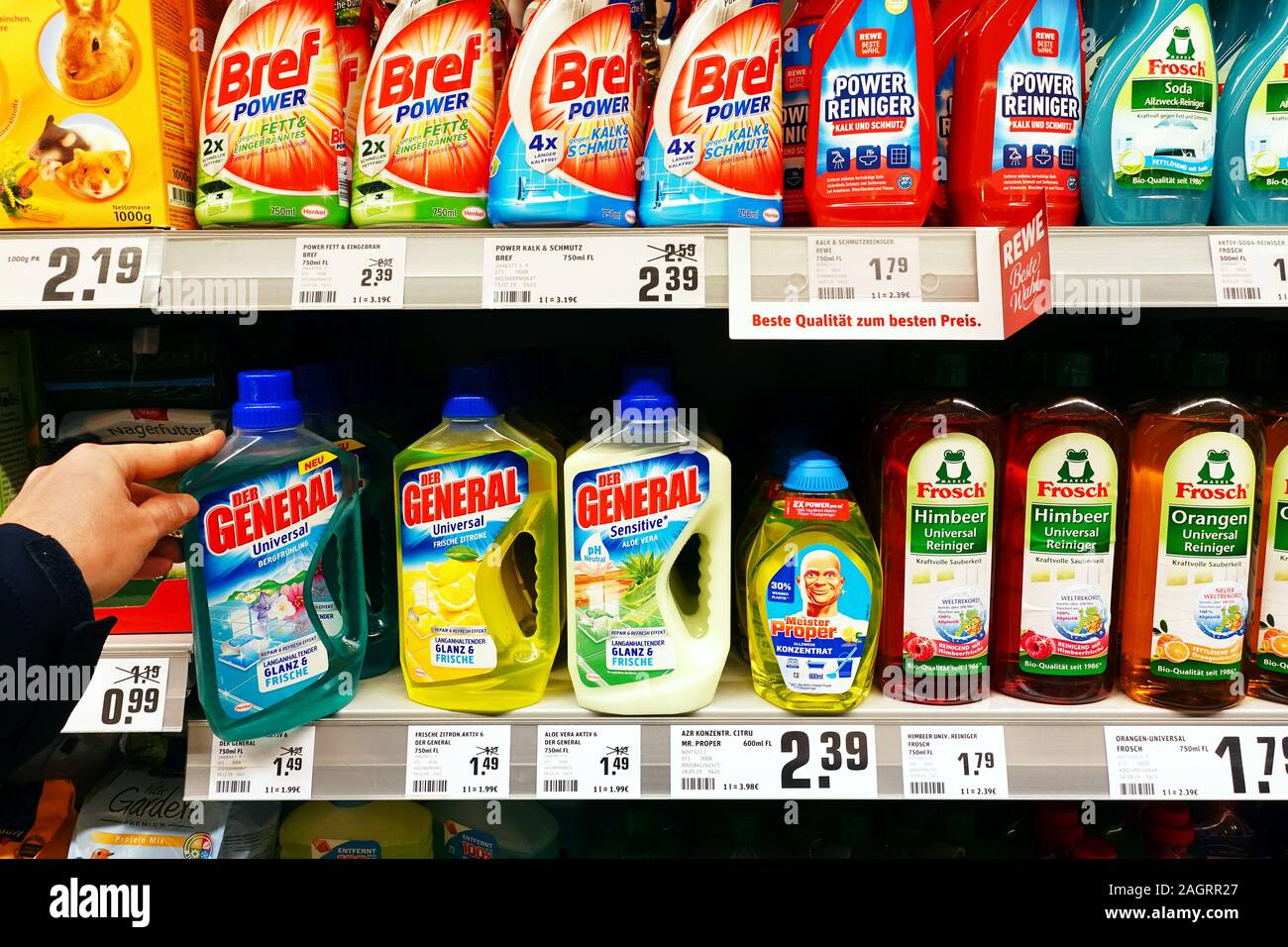 Cuisine et sanitairy détergents décapants dans un magasin Banque D'Images
