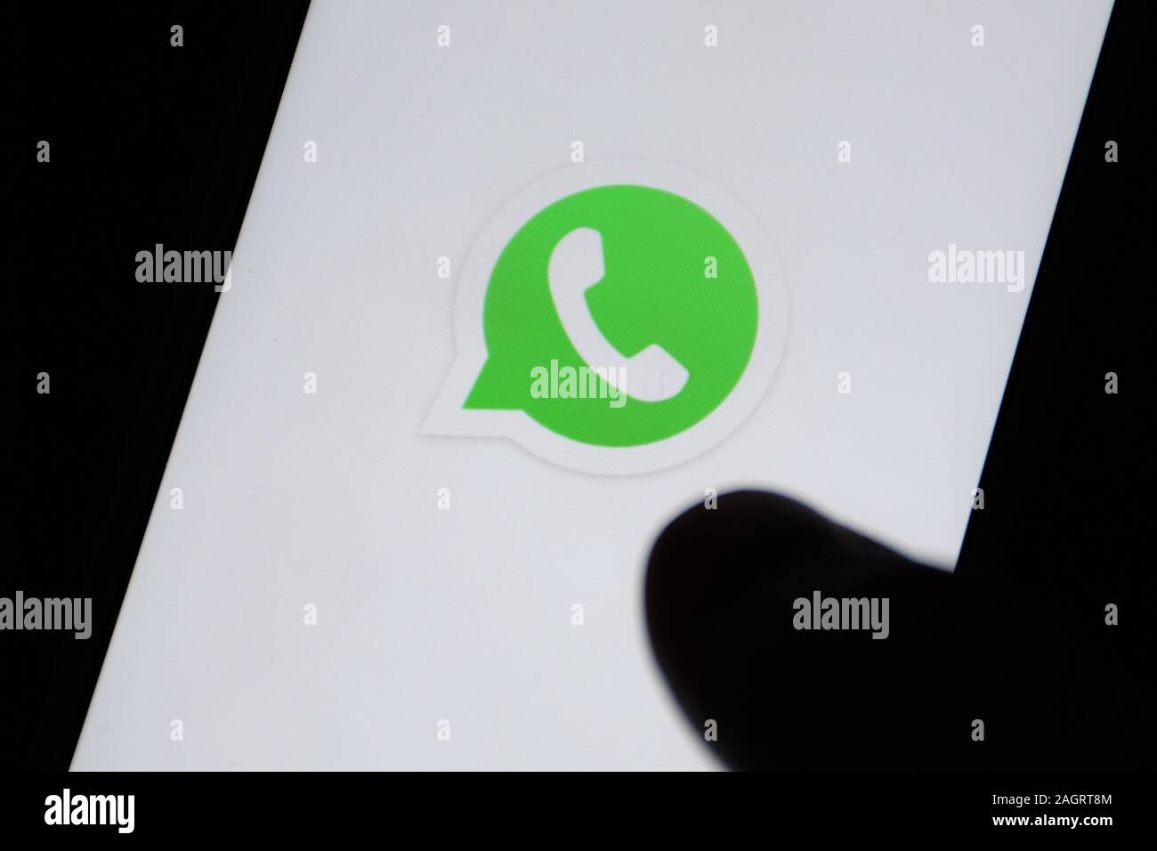 Icône d'Instagram sur écran. Chat, chat. Icône. L'application de médias sociaux. Réseau social, avec le doigt Banque D'Images