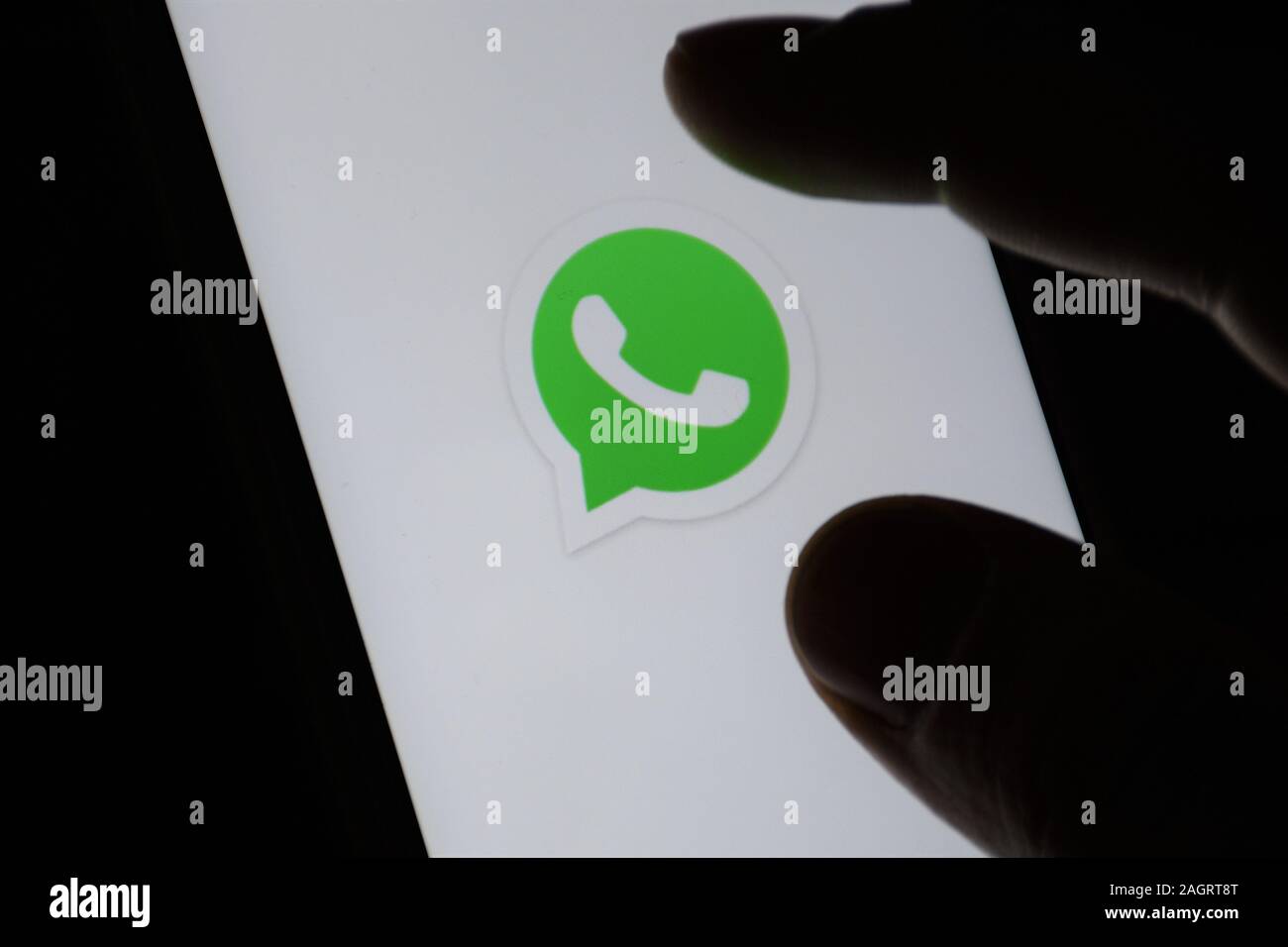 Icône d'Instagram sur écran. Chat, chat. Icône. L'application de médias sociaux. Réseau social, avec le doigt Banque D'Images