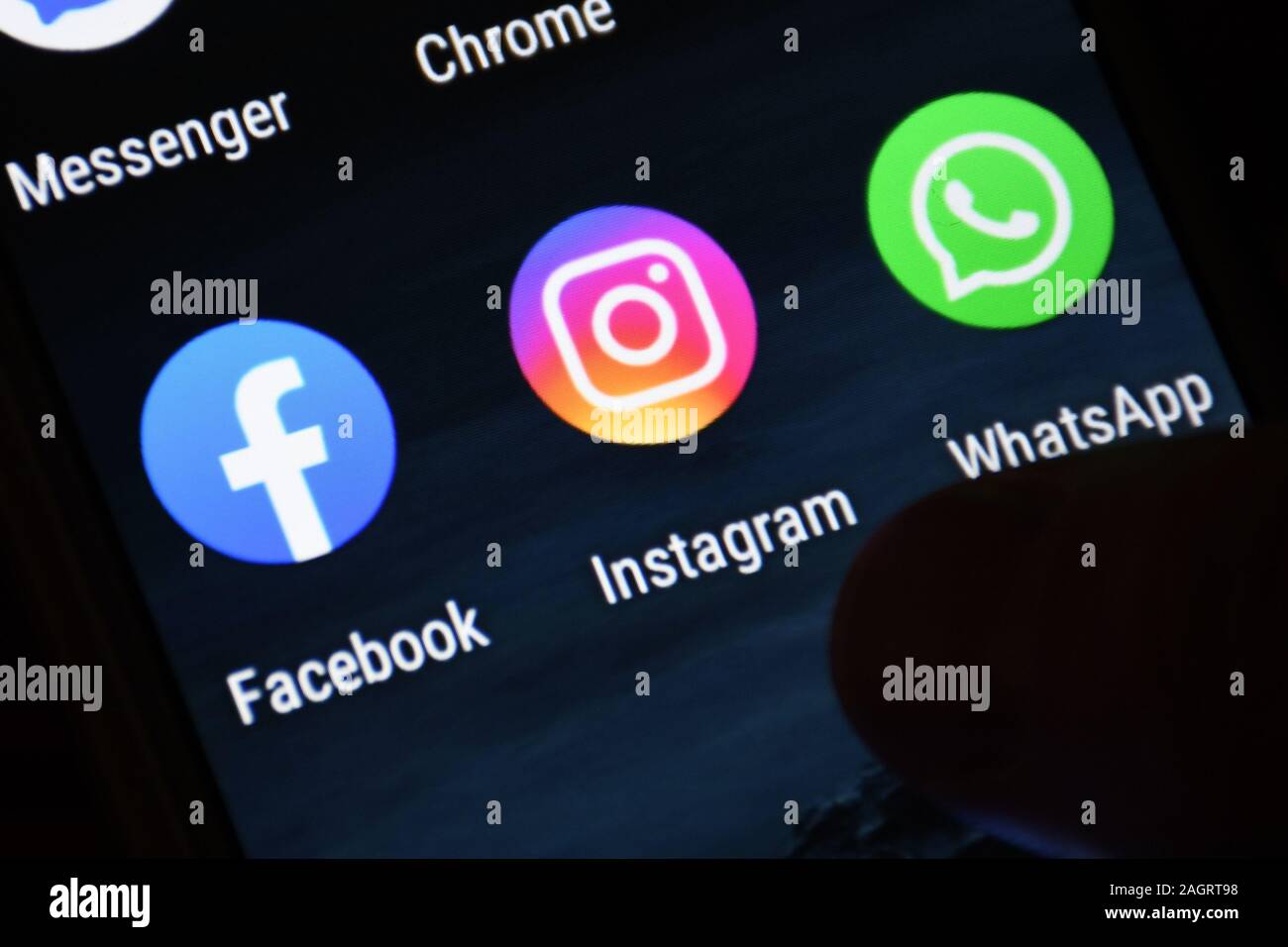 Facebook, Instagram et icônes de Whatsapp sur écran. Site web du réseau social. Icône. L'application de médias sociaux. Réseau social, avec le doigt Banque D'Images