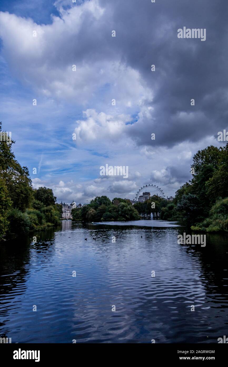 Beau le parc de St James à Londres, Angleterre avec London Eye en arrière-plan Banque D'Images